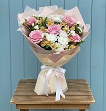 Букет цветов из:  Гвоздики, Орхидеи и Розы в Кировграде