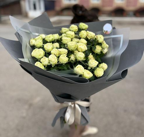 Букет Белые кустовые розы Солинеро в Кировграде