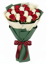 Букет Микс из красных и белых роз в Кировграде
