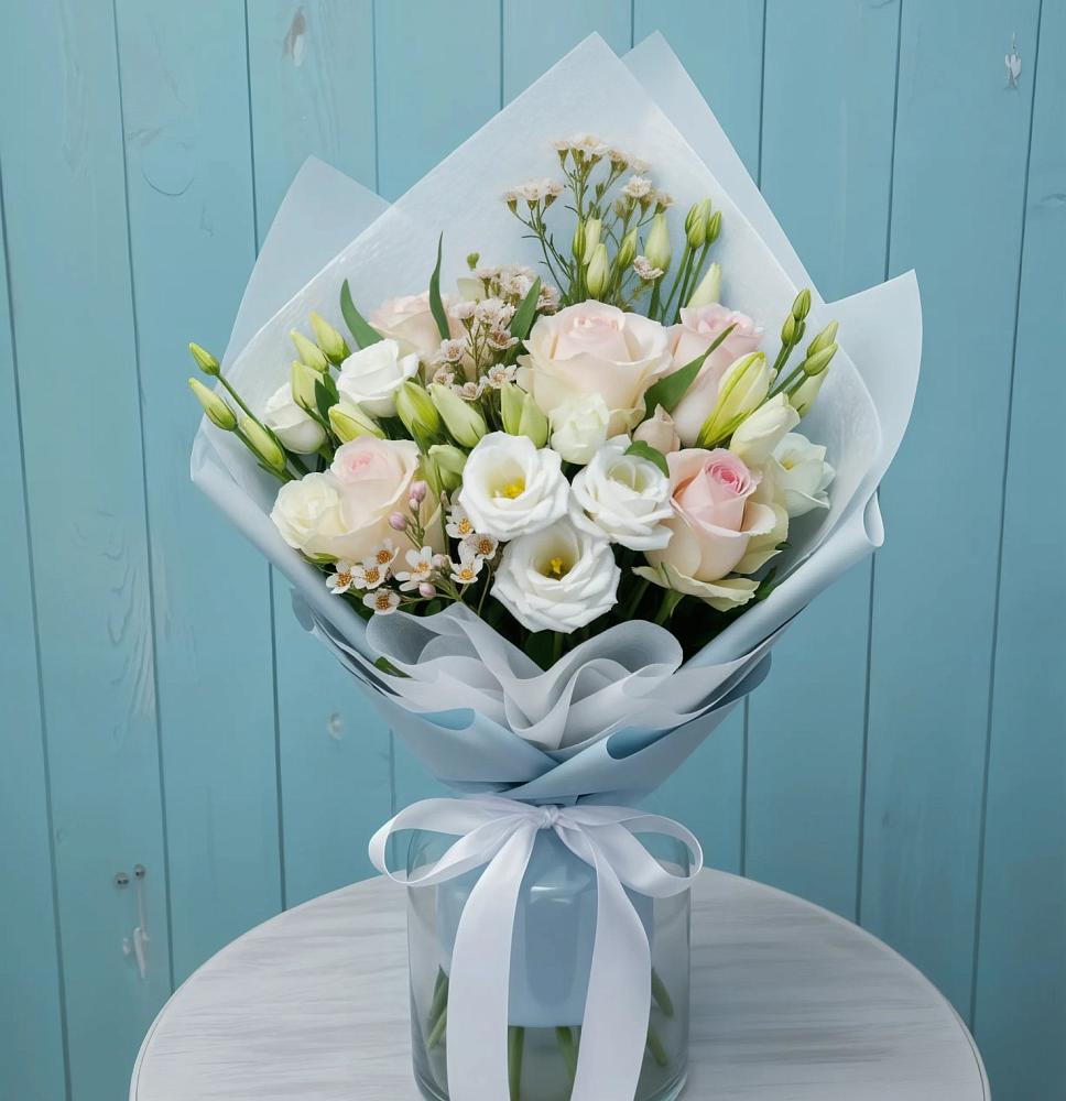 Букет цветов из: Розы и Лизиантусы в Кировграде