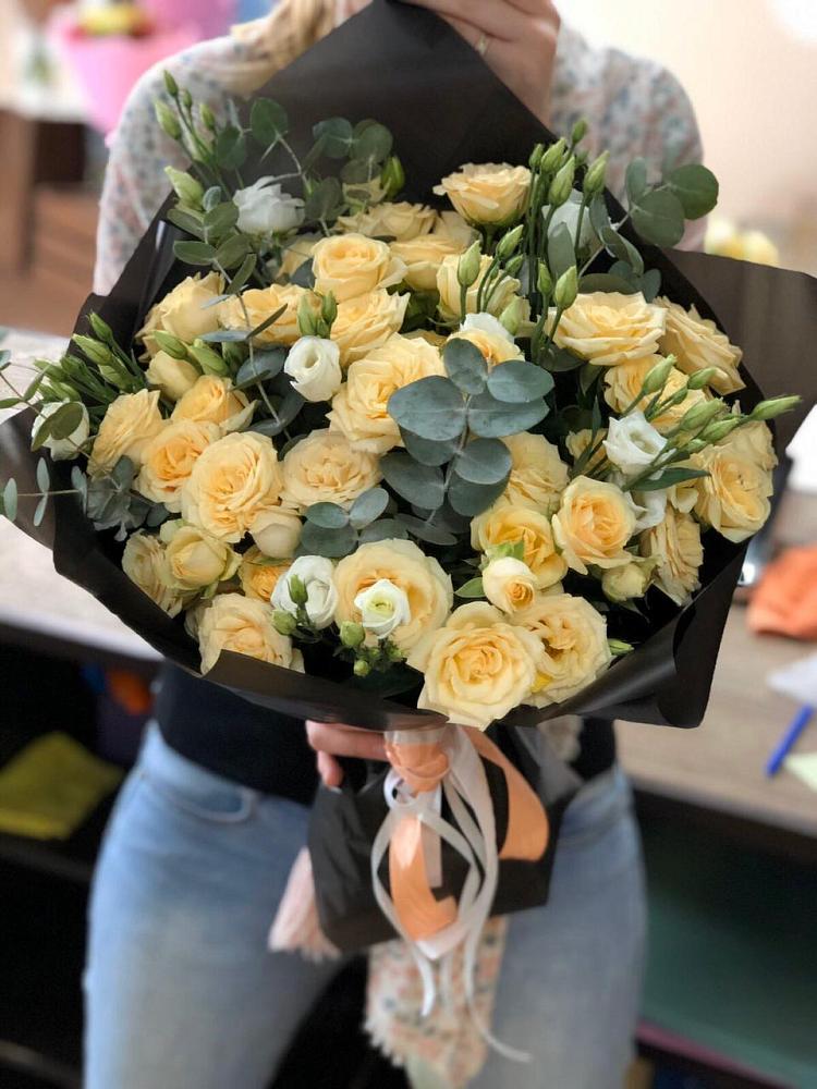 Букет цветов из: Розы и Лизиантусы в Кировграде