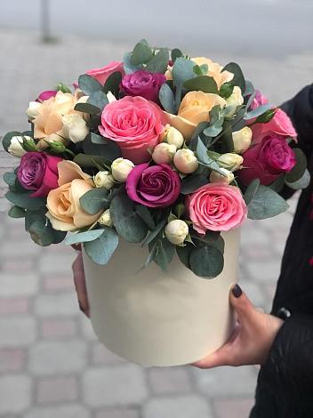 Цветочная композиция из Розы в шляпной коробке в Кировграде