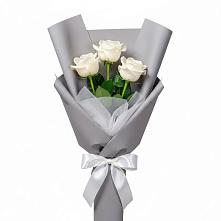 Букет 3 белые розы в Кировграде