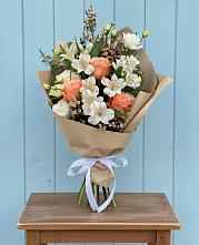Букет цветов из:  Альстромерии, Лизиантусы, Розы и Хризантемы в Кировграде