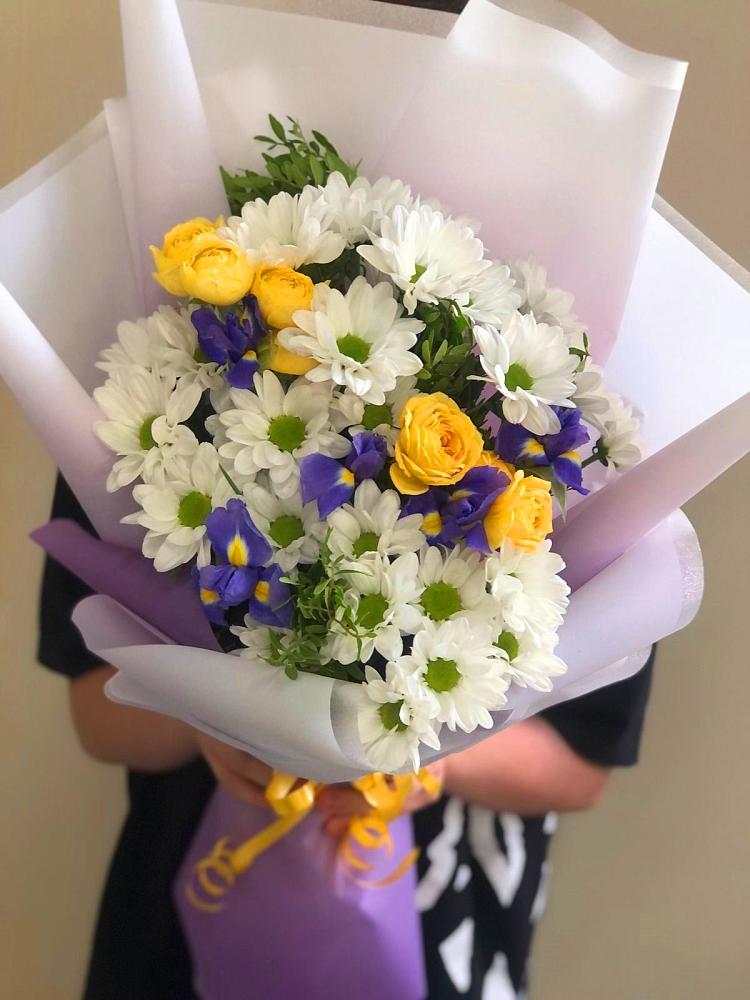 Букет цветов из: Ирисы, Хризантемы и Розы в Кировграде