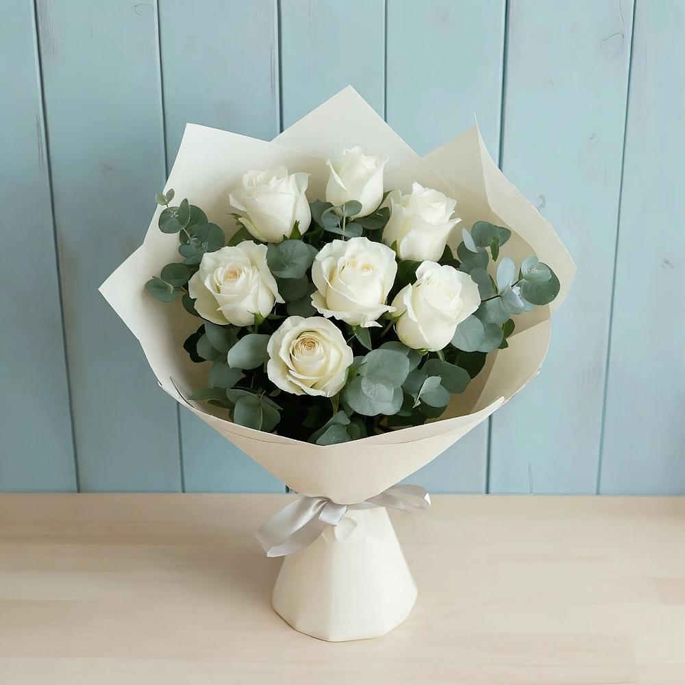 Букет Белые розы в Эвкалипте в Кировграде