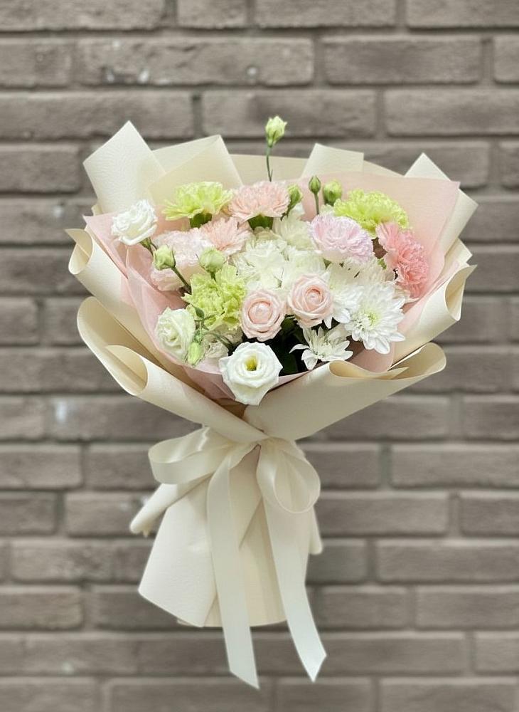 Букет цветов из: Гвоздики, Розы, Лизиантусы и Хризантемы в Кировграде