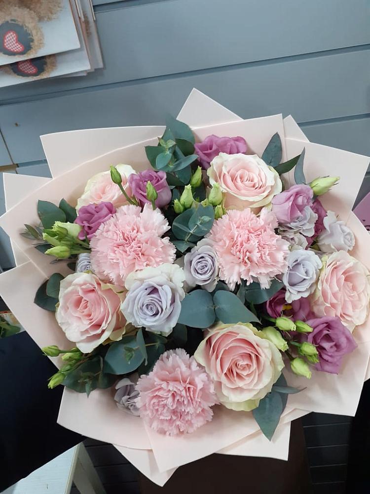 Букет цветов из: Розы, Гвоздики и Лизиантусы в Кировграде