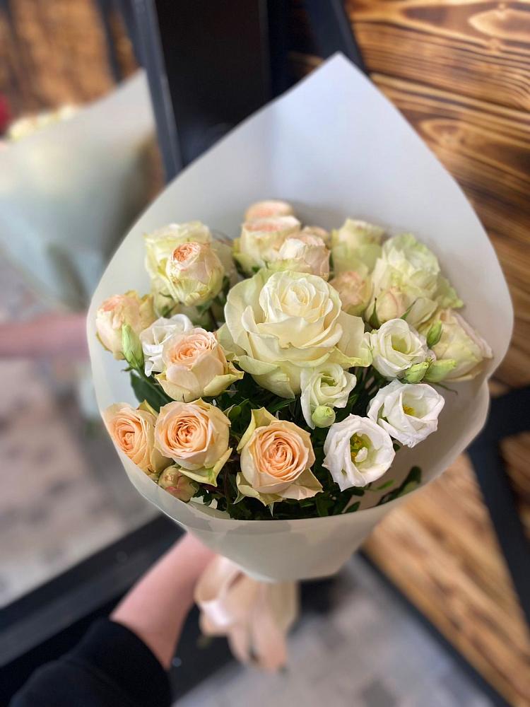 Букет цветов из: Розы и Лизиантусы в Кировграде